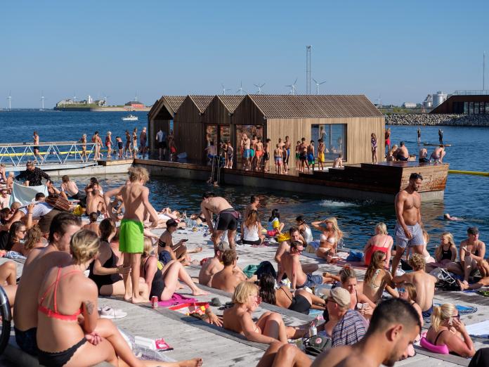 Sandkaj fyldt med mennesker en sommerdag